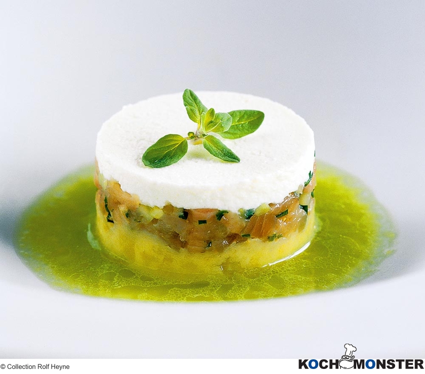 Tatar vom frischen Hering mit Stampfkartoffeln, Meerrettich und Kopfsalat-Vinaigrette
Foto (c) Collection Rolf Heyne
(stark reduzierte Bildqualität)  Tatar vom frischen Hering mit Stampfkartoffeln, Meerrettich und Kopfsalat-Vinaigrette