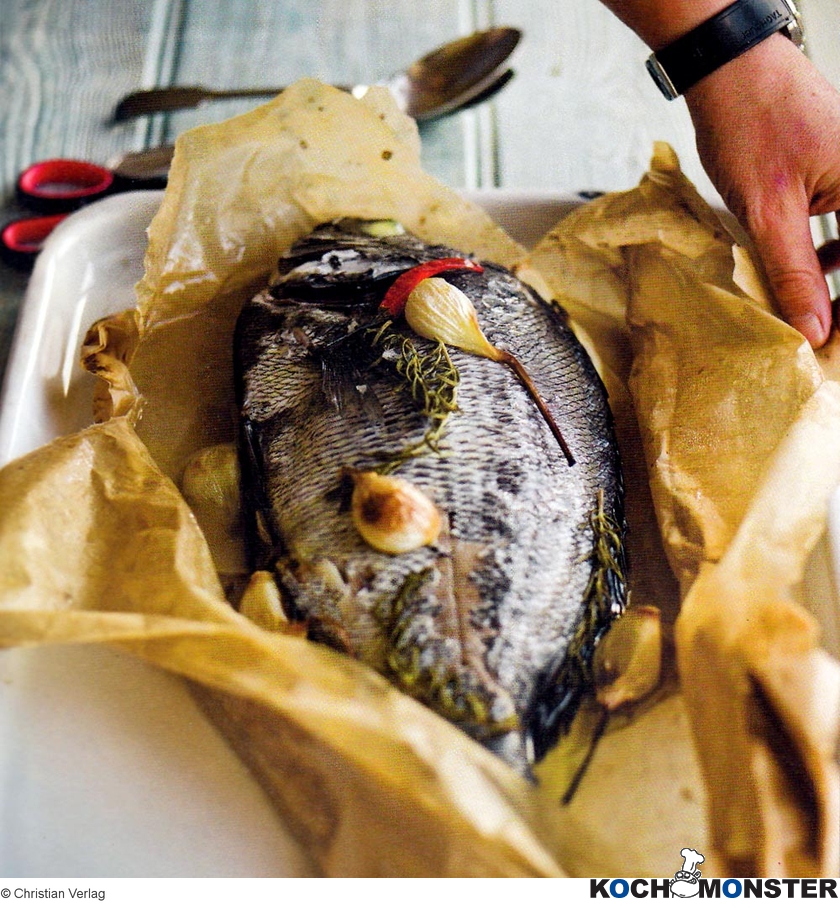 CARO Dorade en papillote mit Knoblauch, Chilli und Rosmarin