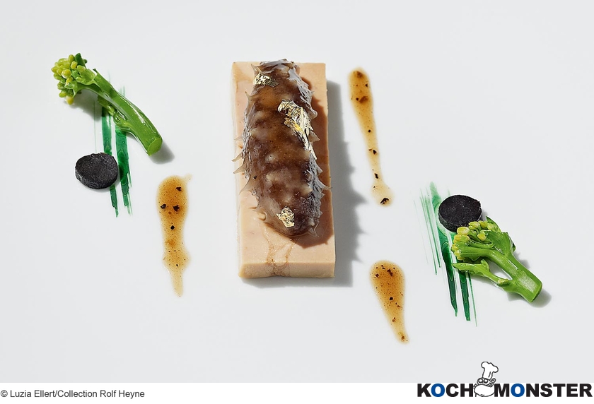 Seegurke SE mit Gai Lan, Gai-Lan-Extrakt, Trüffel und Jus von Seegurke, Trüffel und Reiswein Spiky
Foto (c) Luzia Ellert/Collection Rolf Heyne
(stark reduzierte Bildqualität) Seegurke SE mit Gai Lan, Gai-Lan-Extrakt, Trüffel und Jus von Seegurke, Trüffel und Reiswein Spiky