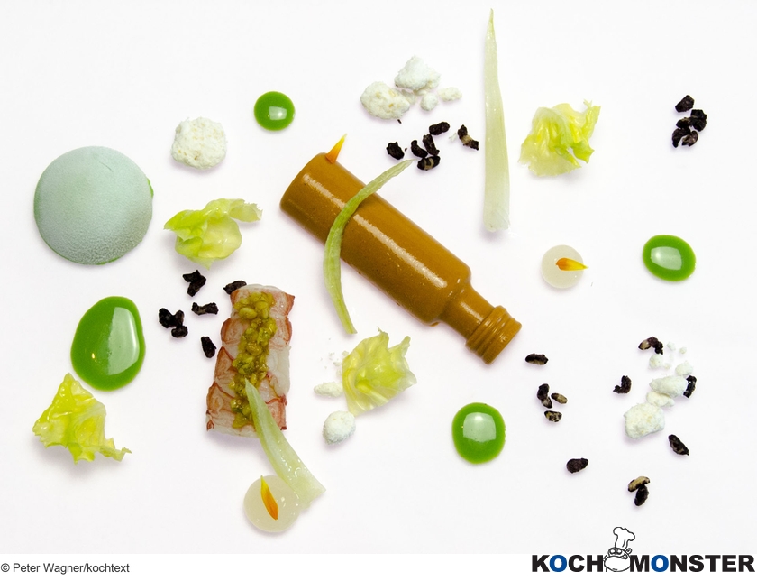 Flaschenpost – Kasiergranat mit Yuzu und Kopfsalat
Foto (c) Peter Wagner/kochtext
(stark reduzierte Bildqualität)  Flaschenpost – Kasiergranat mit Yuzu und Kopfsalat