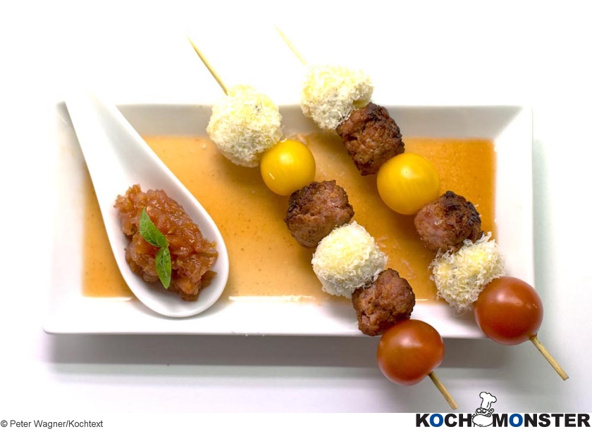 Polpette-Spießchen mit Polenta und hellem Tomatenchutney
Foto (c) Peter Wagner/Kochtext
(stark reduzierte Bildqualität) Polpette-Spießchen mit Polenta und hellem Tomatenchutney