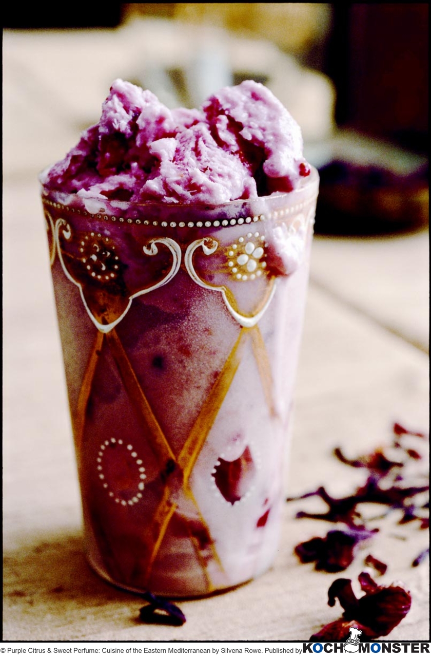 Erdbeer-Hibiskus-Eiscreme
Foto (c) Purple Citrus & Sweet Perfume: Cuisine of the Eastern Mediterranean by Silvena Rowe. Published by Hutchinson 2010. Copyright © Silvena Rowe 2010. Photographs © Jonathan Lovekin, AT Verlag Aarau und München.
(stark reduzierte Bildqualität) Erdbeer-Hibiskus-Eiscreme