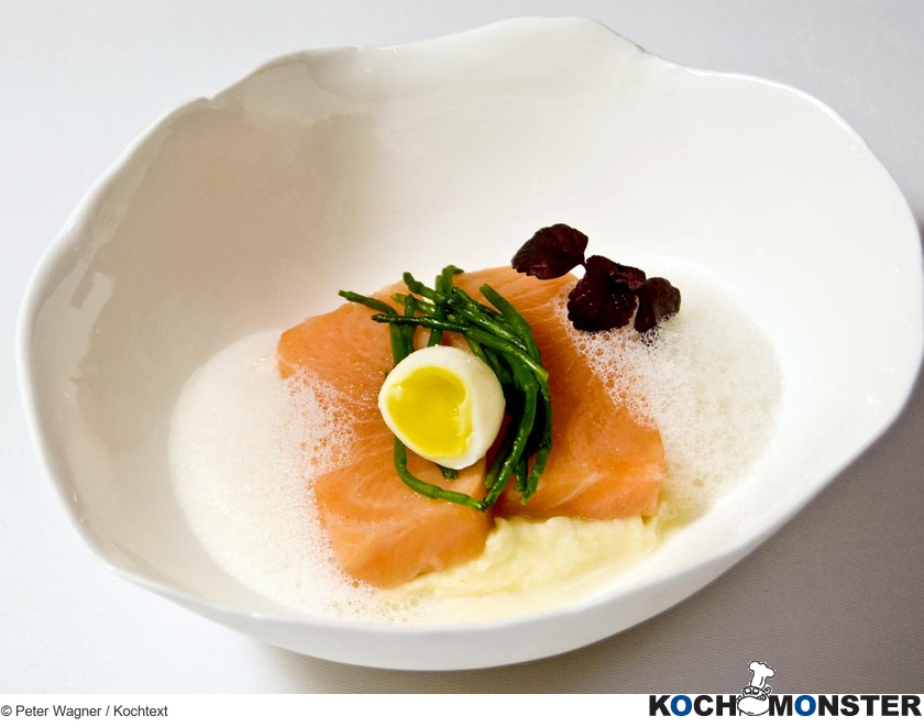 Schottischer Lachs bei 60 C gegart mit geschäumtem Holünderblüten-Öl
Foto (c) Peter Wagner / Kochtext
(stark reduzierte Bildqualität) Schottischer Lachs bei 60 C gegart mit geschäumtem Holünderblüten-Öl