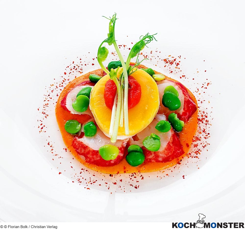 Hummer mit Sobrassada-Creme, pochiertem Eigelb, Erbsen und Paprikaessiggelee
Foto (c) © Florian Bolk / Christian Verlag
(stark reduzierte Bildqualität) Hummer mit Sobrassada-Creme, pochiertem Eigelb, Erbsen und Paprikaessiggelee