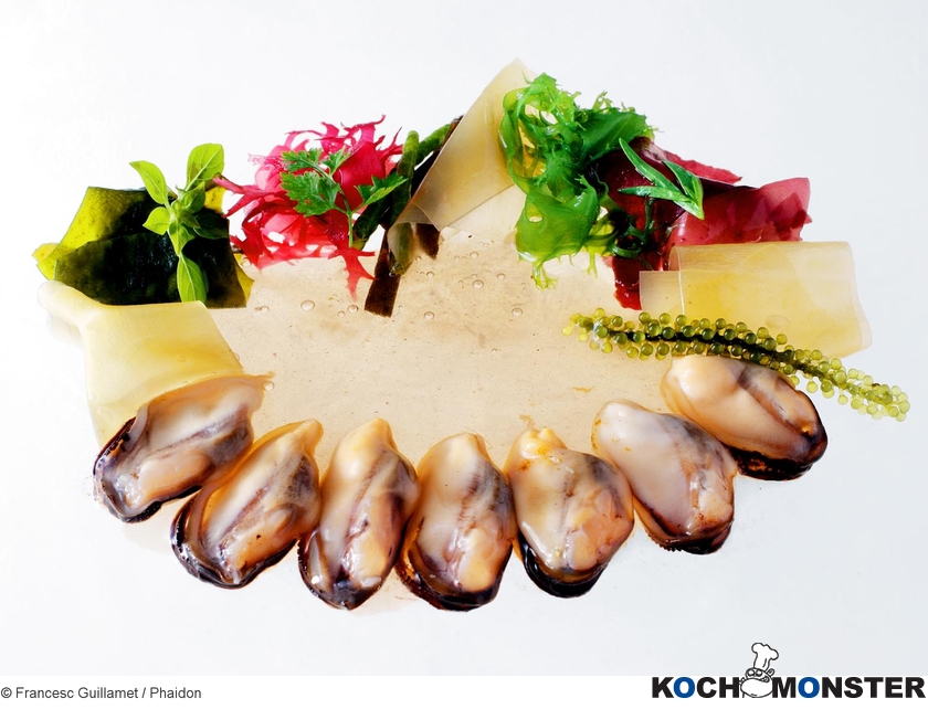 Felsmuscheln mit Algen und frischen Kräutern
Foto (c) Francesc Guillamet / Phaidon
(stark reduzierte Bildqualität) Felsmuscheln mit Algen und frischen Kräutern