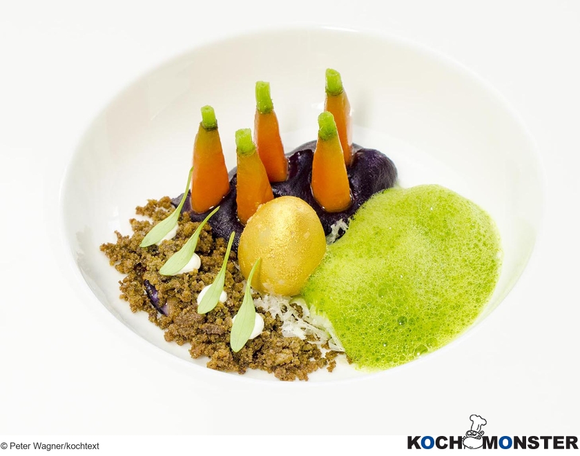 Püree von der Urkarotte mit Fingermöhren, Graubroterde, wachsweich gekochtem Wachtel-Ei und Koriande