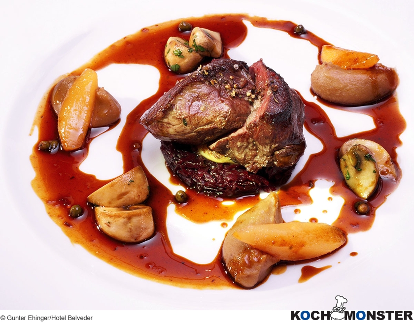 Gebratenes Hirschfilet in einer Wildjus mit grünem Pfeffer, glasierten Quitten und Maronenpüree
Foto (c) Gunter Ehinger/Hotel Belveder
(stark reduzierte Bildqualität)  Gebratenes Hirschfilet in einer Wildjus mit grünem Pfeffer, glasierten Quitten und Maronenpüree