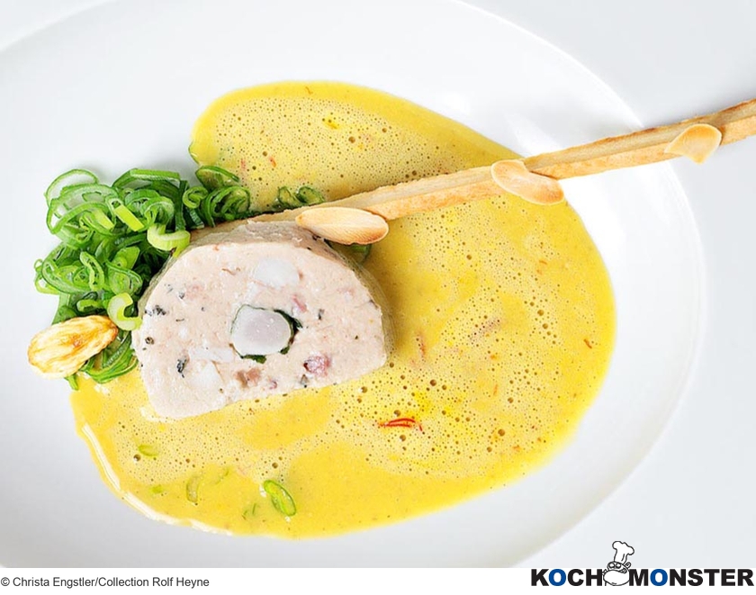 Safran-Mandel-Süppchen mit warmer Terrine vom Kaninchen aus La Punt
Foto (c) Christa Engstler/Collection Rolf Heyne
(stark reduzierte Bildqualität)  Safran-Mandel-Süppchen mit warmer Terrine vom Kaninchen aus La Punt