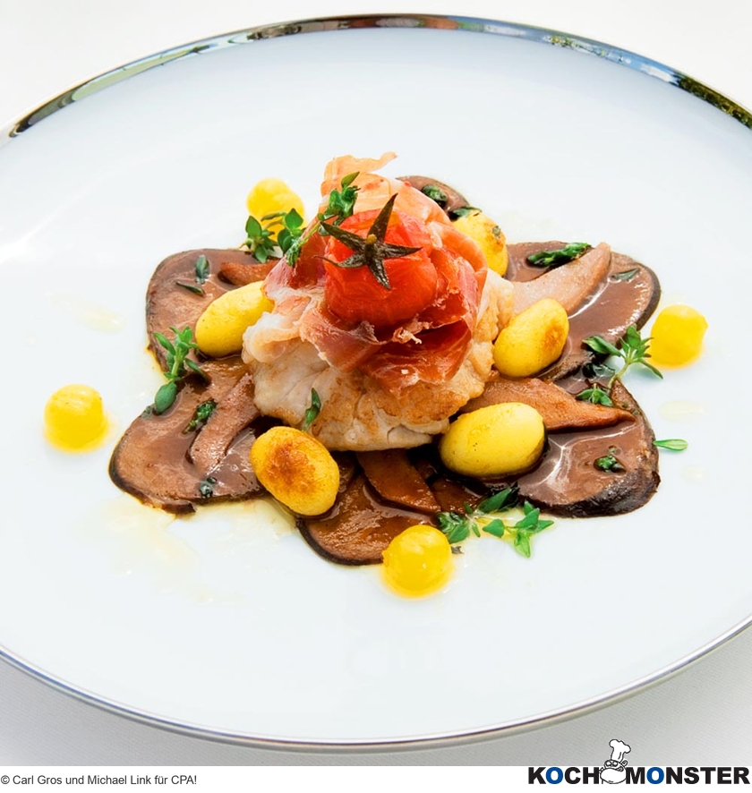 Geräucherte Lammzunge mit Lammherzsalat, falschen Orangen-Thymiannocken, Lammbries & Bellotatomaten