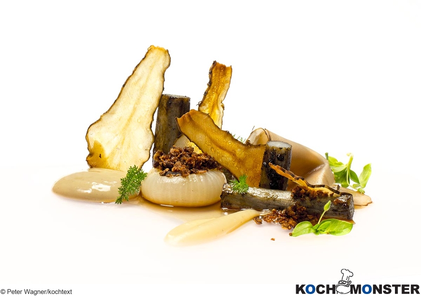 Erdfrüchte – Topinambur, Klettenwurzel und geröstete Zwiebel mit Kerbelknollenknusper und Pilzsud