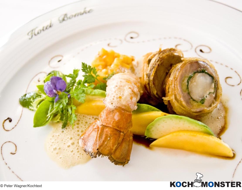 Gebackene Perlhuhnkeule mit Langoustine, Mango und geeister Avocado
Foto (c) Peter Wagner/Kochtext
(stark reduzierte Bildqualität) Gebackene Perlhuhnkeule mit Langoustine, Mango und geeister Avocado