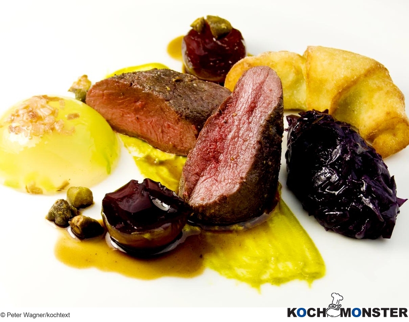 Wildhasenrücken mit Rumfrüchte-Jus, Pistaziencreme, warmem Speckgelee, Rotkohl & Kartoffelcroissant