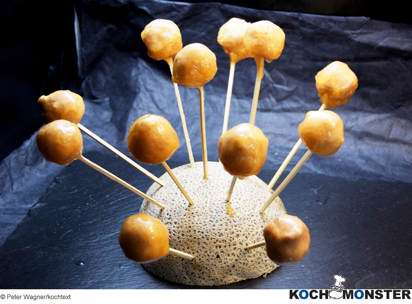 Parmaschinkenlutscher mit Melonenglasur
Foto (c) Peter Wagner/kochtext
(stark reduzierte Bildqualität) Parmaschinkenlutscher mit Melonenglasur