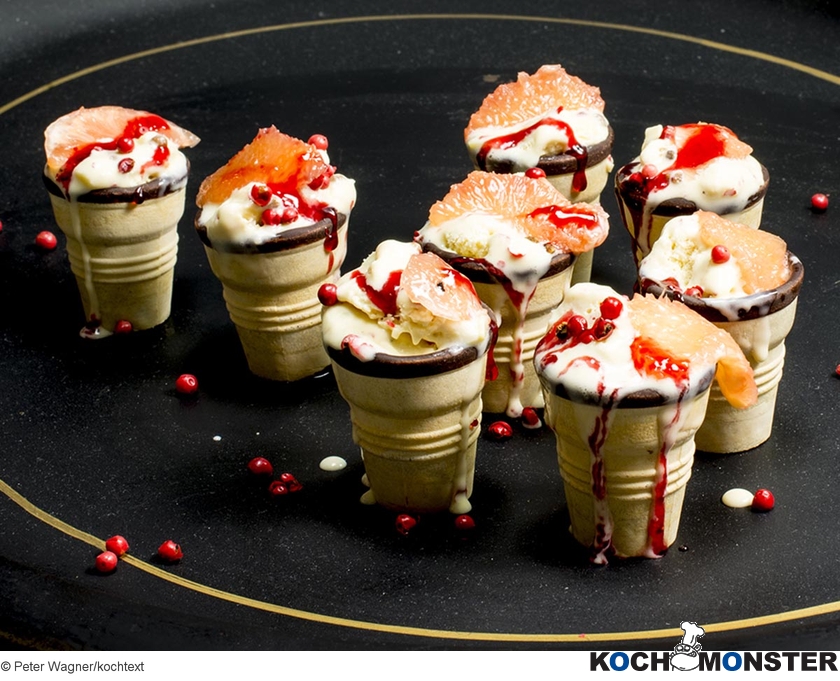 Honig-Eiscreme mit rotem Pfeffer und Blutorangen  