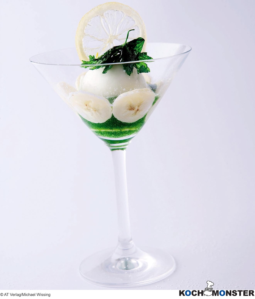Zitronensorbet mit Petersiliencoulis auf Banane
Foto (c) AT Verlag/Michael Wissing
(stark reduzierte Bildqualität)  Zitronensorbet mit Petersiliencoulis auf Banane
