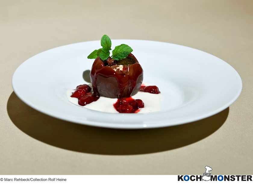 Geeister Schokoladencrumble
Foto (c) Marc Rehbeck/Collection Rolf Heine
(stark reduzierte Bildqualität) Geeister Schokoladencrumble