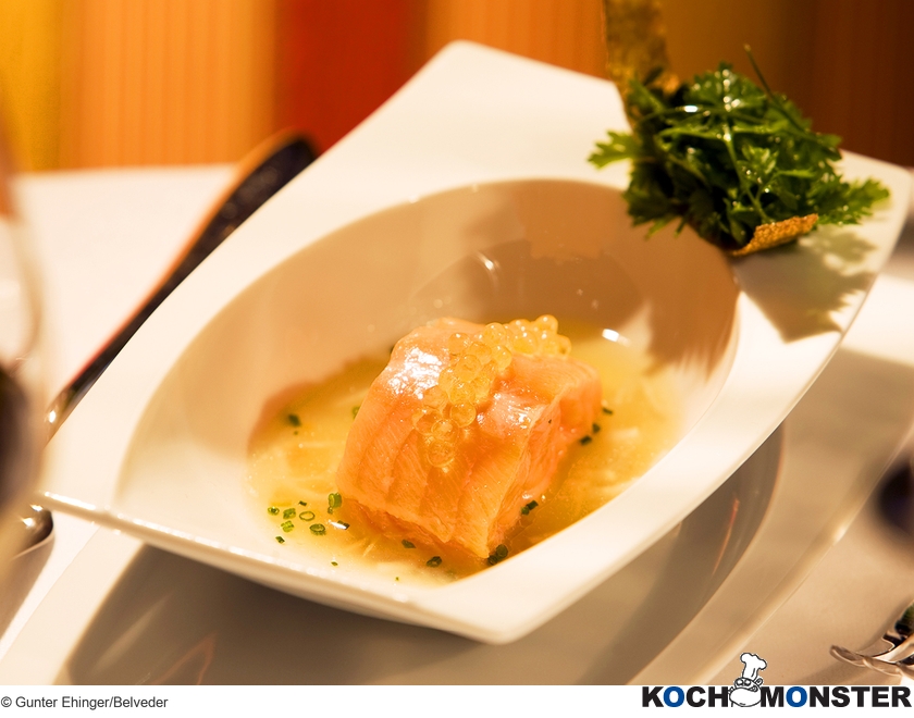 Ostseesaibling mit seinem Kaviar in würzigem Saiblings-Gemüsesud,  Kohlrabi und Haselnussöl