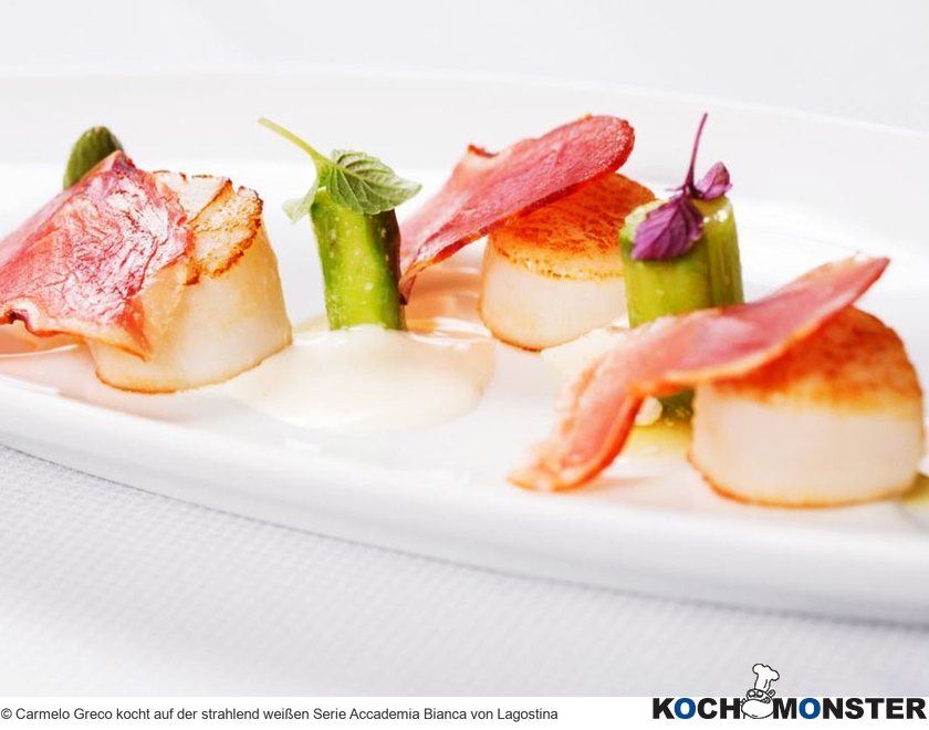 Jakobsmuscheln, Spargel, Parmesan-Zabaione
Foto (c) Carmelo Greco kocht auf der strahlend weißen Serie Accademia Bianca von Lagostina
(stark reduzierte Bildqualität) Jakobsmuscheln, Spargel, Parmesan-Zabaione