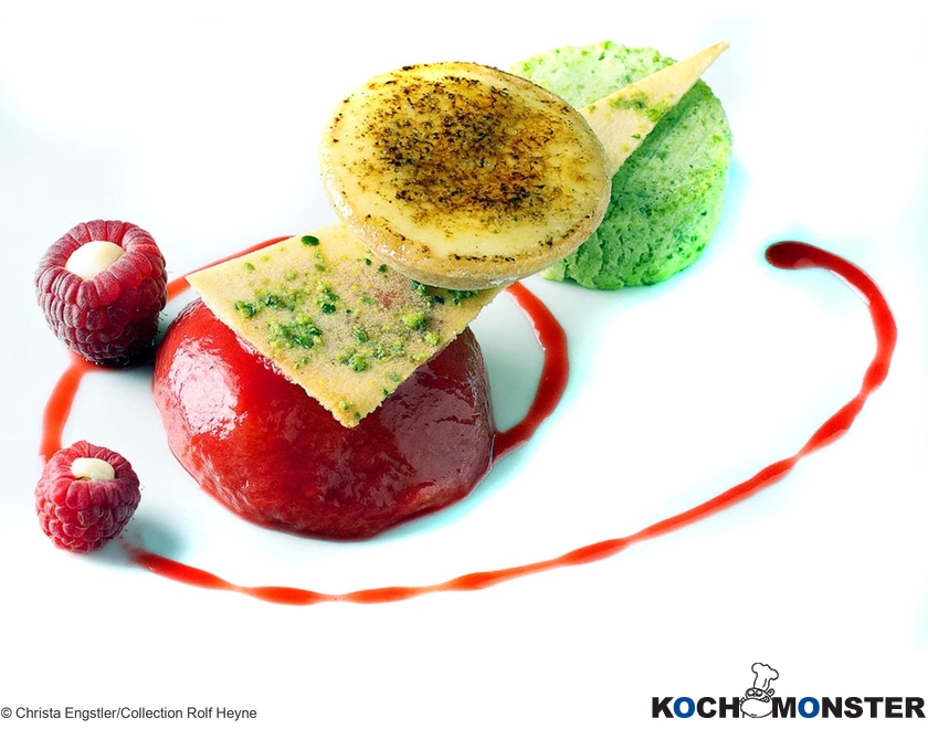Weinbergpfirsich mit Pistazienparfait, Vanilletörtchen und Himbeeren