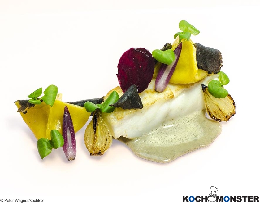 Bretonischer Steinbutt mit Tüffelbutter, Ravioli mit konfierten Zwiebeln und Brunnenkresse
Foto (c) Peter Wagner/kochtext
(stark reduzierte Bildqualität) Bretonischer Steinbutt mit Tüffelbutter, Ravioli mit konfierten Zwiebeln und Brunnenkresse