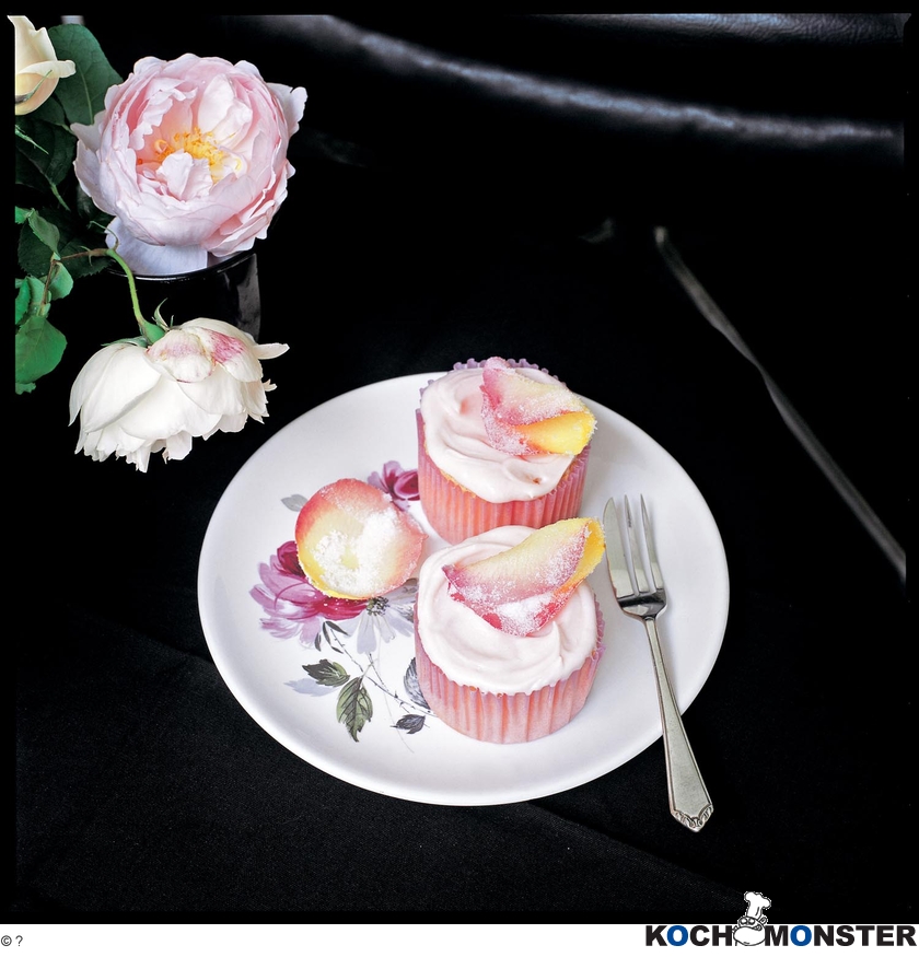 Zarte Cupcakes mit Rosencreme-Frosting