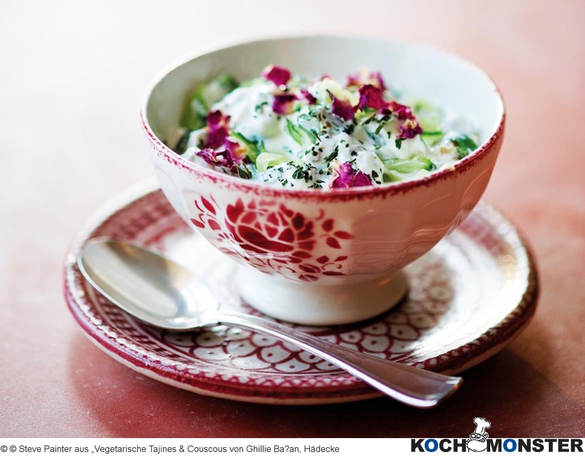Joghurt-Gurken-Dip mit Rosenblüten