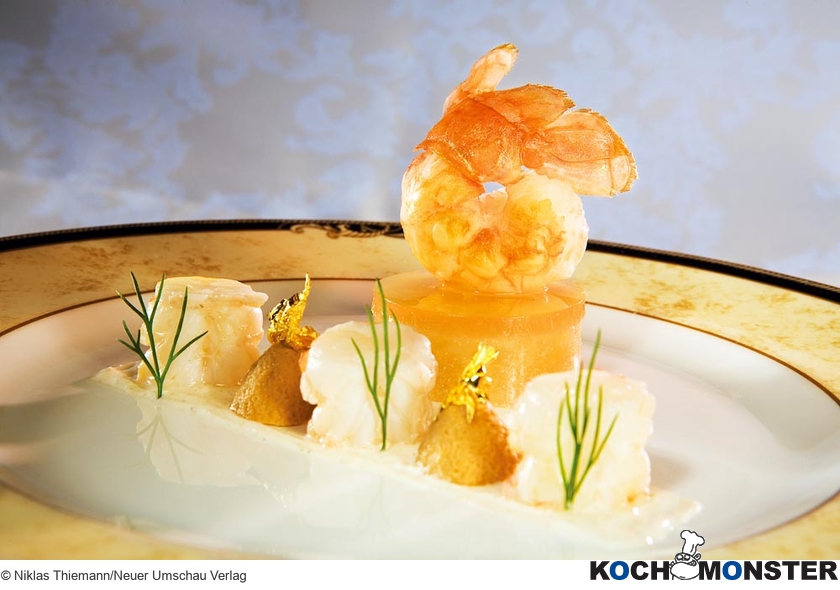 Komposition von Langostinos und gewürztem Schmorapfel
Foto (c) Niklas Thiemann/Neuer Umschau Verlag
(stark reduzierte Bildqualität) Komposition von Langostinos und gewürztem Schmorapfel
