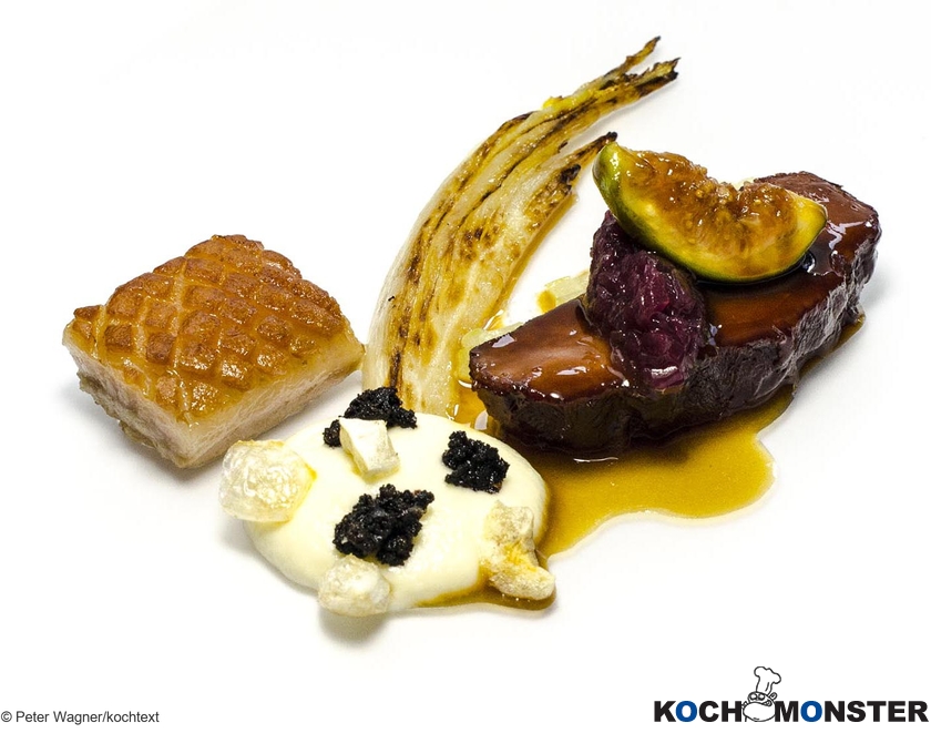 36 Stunden geschmortes Schweinebäckchen mit Sellerie, Chicorée, rotem Zwiebelkompott und Feigen
Foto (c) Peter Wagner/kochtext
(stark reduzierte Bildqualität) 36 Stunden geschmortes Schweinebäckchen mit Sellerie, Chicorée, rotem Zwiebelkompott und Feigen